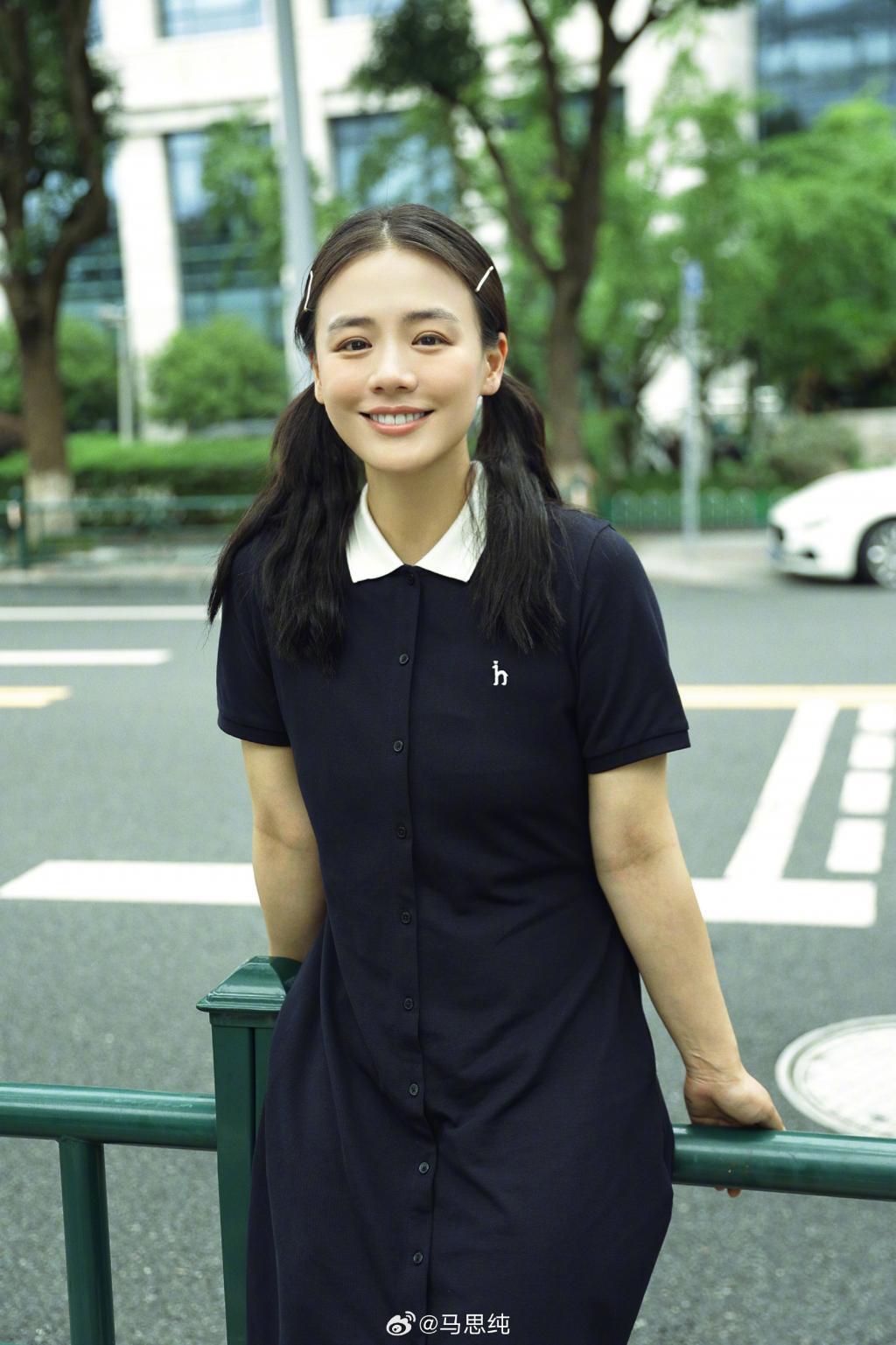 马思纯扎双马尾减龄俏皮 笑容明媚治愈