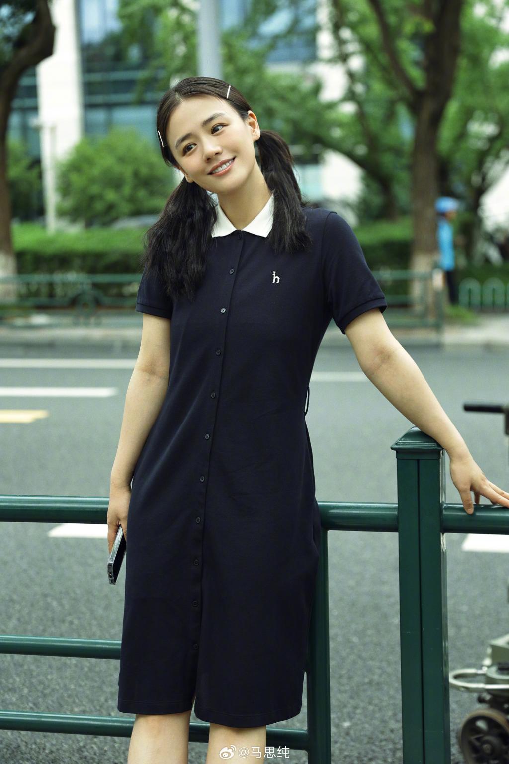 马思纯扎双马尾减龄俏皮 笑容明媚治愈