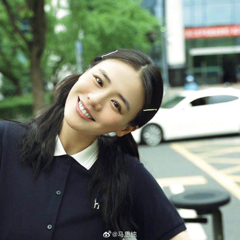 马思纯扎双马尾减龄俏皮 笑容明媚治愈