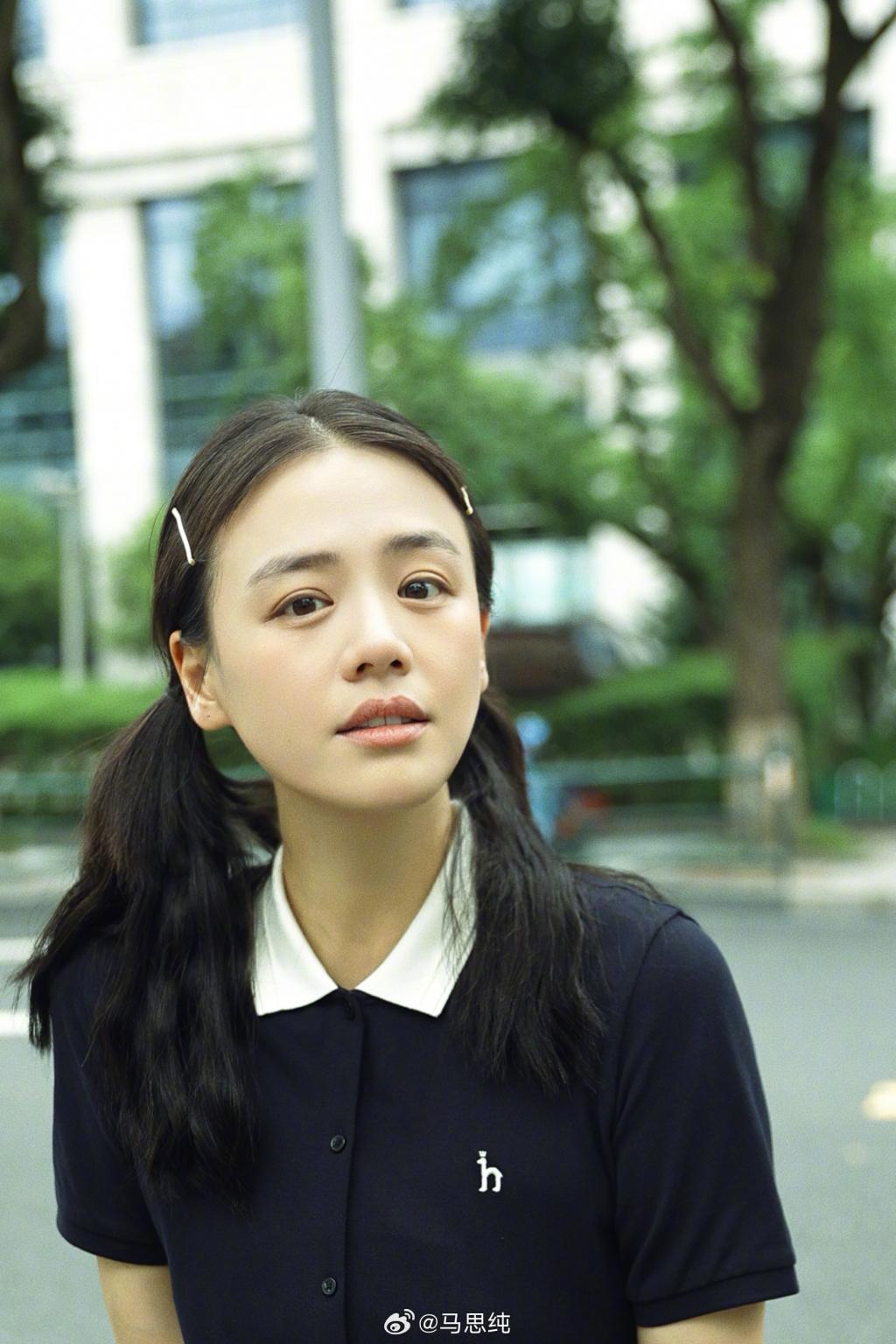 马思纯扎双马尾减龄俏皮 笑容明媚治愈