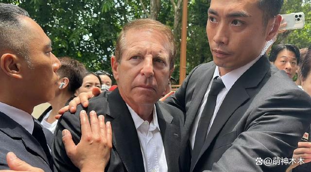 Bruce现身李玟火葬场被围堵,遭粉丝当面怒斥:下地狱
