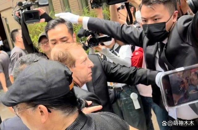 Bruce现身李玟火葬场被围堵,遭粉丝当面怒斥:下地狱