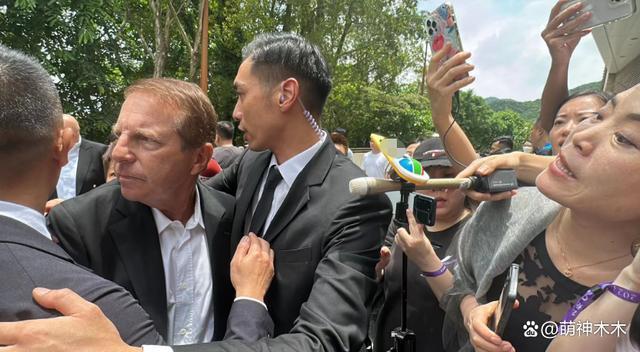 Bruce现身李玟火葬场被围堵,遭粉丝当面怒斥:下地狱