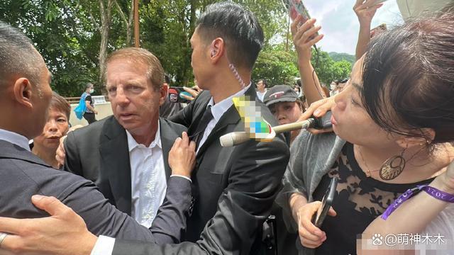 Bruce现身李玟火葬场被围堵,遭粉丝当面怒斥:下地狱