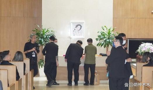 Bruce现身李玟火葬场被围堵,遭粉丝当面怒斥:下地狱
