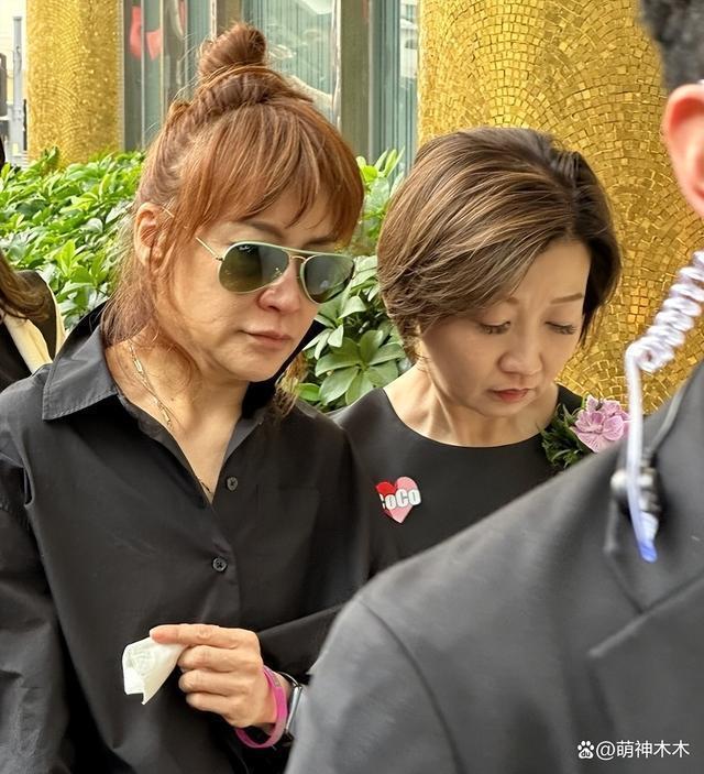 Bruce现身李玟火葬场被围堵,遭粉丝当面怒斥:下地狱