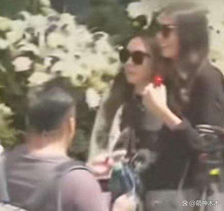 Bruce现身李玟火葬场被围堵,遭粉丝当面怒斥:下地狱