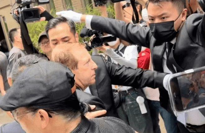 港媒曝李玟老公让李玟姐姐按遗体火化按钮