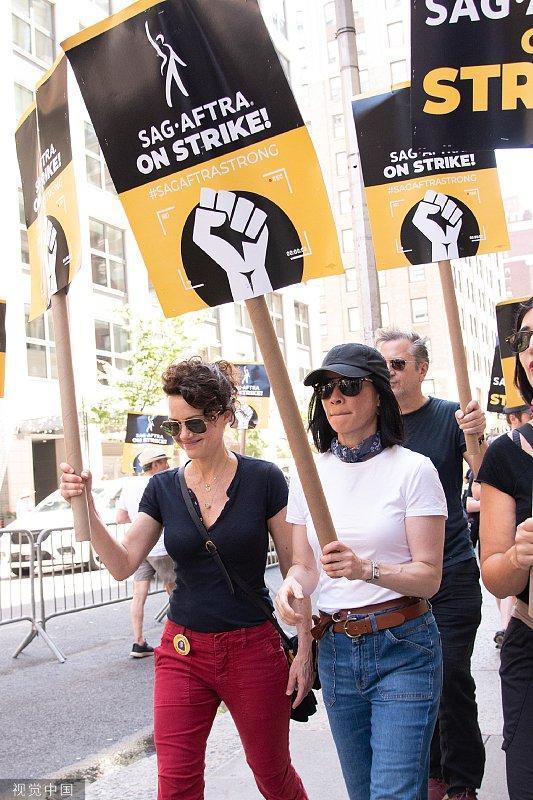 刘玉玲身穿白T系领巾 与卡拉·古奇诺现身罢工游行队伍