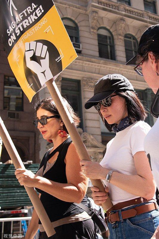 刘玉玲身穿白T系领巾 与卡拉·古奇诺现身罢工游行队伍