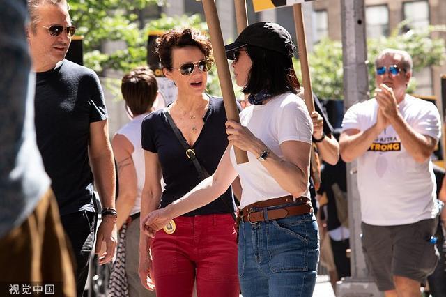 刘玉玲身穿白T系领巾 与卡拉·古奇诺现身罢工游行队伍