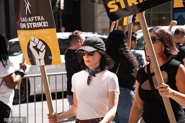 刘玉玲身穿白T系领巾 与卡拉·古奇诺现身罢工游行队伍