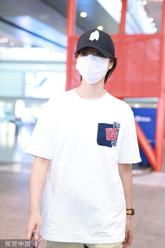 万茜身穿补丁元素白色T恤 与小粉丝互动好亲切