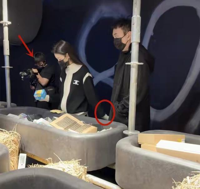 王思聪抱娃照片曝光 被称“好爸爸”疑似升级当爸