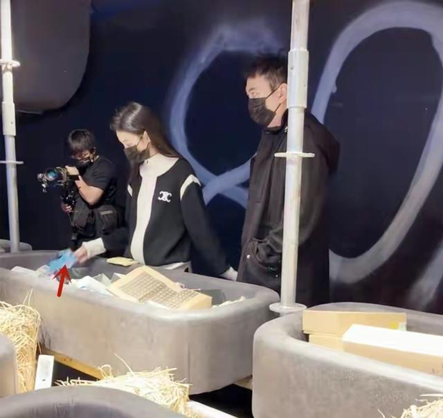 王思聪抱娃照片曝光 被称“好爸爸”疑似升级当爸