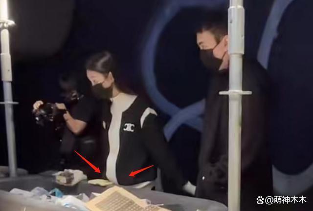 王思聪被曝升级做爸爸，抱婴儿图疯传，刚骂《封神》是垃圾片