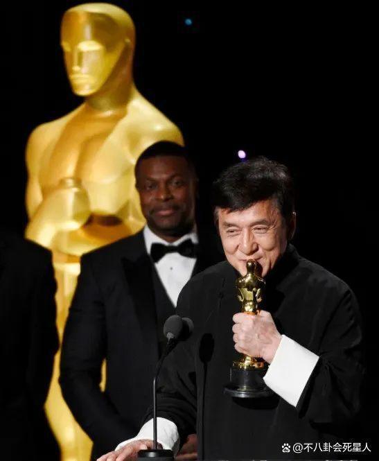 69岁成龙花5亿拍“翻版”《战狼2》，却让人看到功夫片的没落