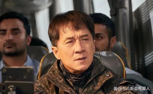 69岁成龙花5亿拍“翻版”《战狼2》，却让人看到功夫片的没落
