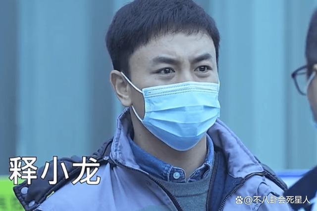 69岁成龙花5亿拍“翻版”《战狼2》，却让人看到功夫片的没落