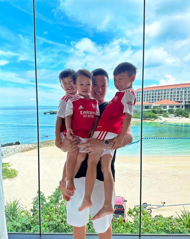 李乘德晒一家五口出游照 不忘与老婆胡杏儿甜蜜贴脸