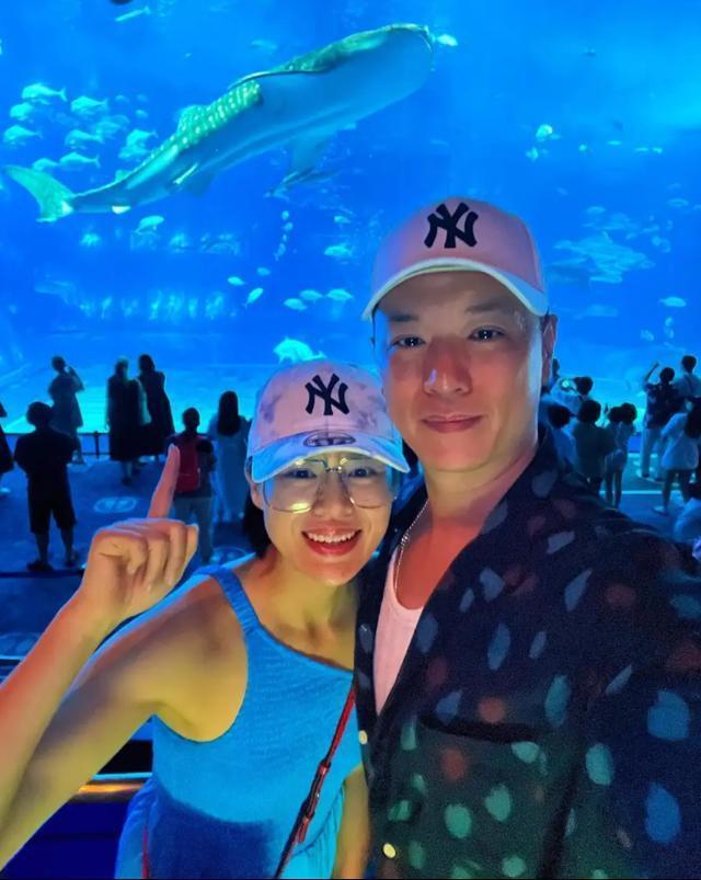 李乘德晒一家五口出游照 不忘与老婆胡杏儿甜蜜贴脸