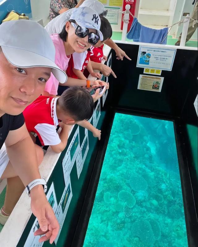 李乘德晒一家五口出游照 不忘与老婆胡杏儿甜蜜贴脸