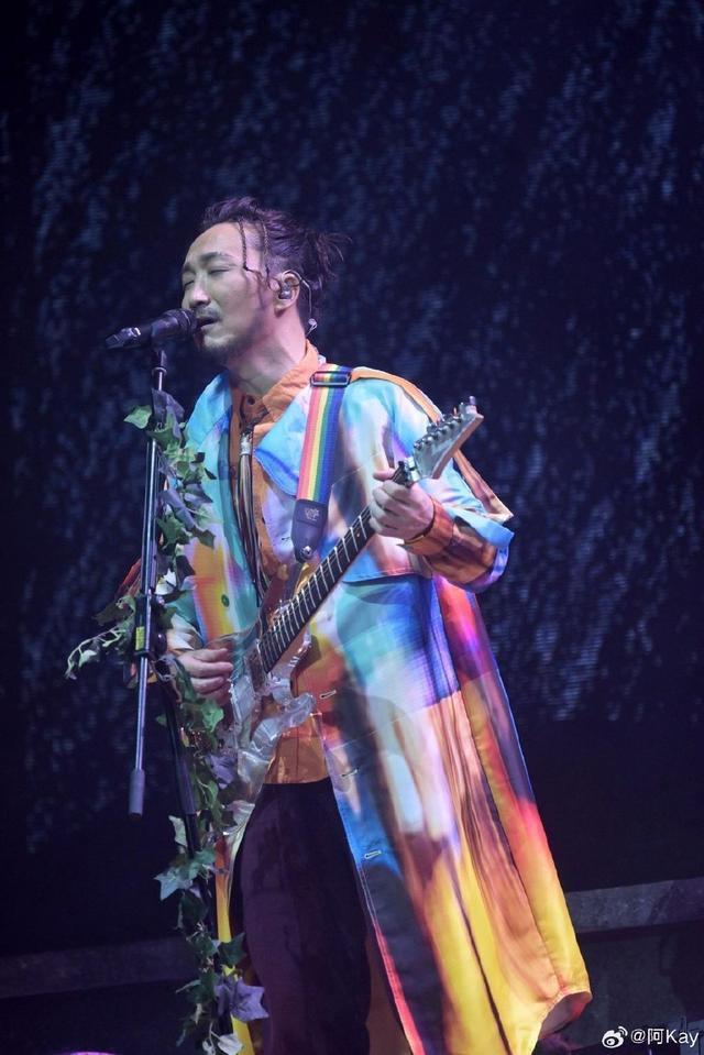 郑中基世界巡演澳门站开唱 妻子余思敏带儿女现身支持