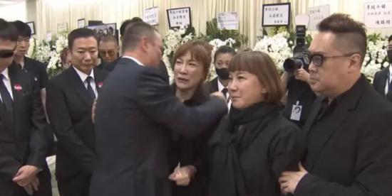 李玟妈妈因习俗缺席出殡仪式 长眠地暂时未定