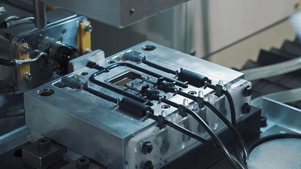 距离「完美 iPhone」一步之遥？苹果即将造出史上最窄边框手机