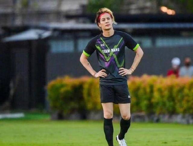 王嘉尔晒踢球照 穿球服戴发带化身运动系学长