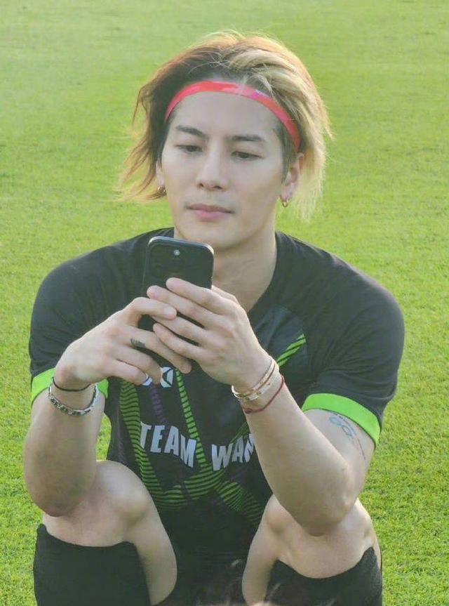 王嘉尔晒踢球照 穿球服戴发带化身运动系学长