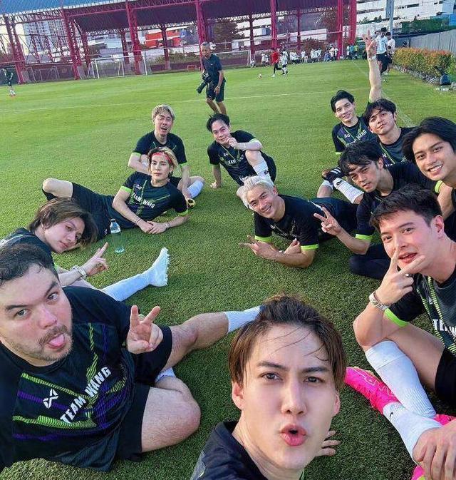 王嘉尔晒踢球照 穿球服戴发带化身运动系学长