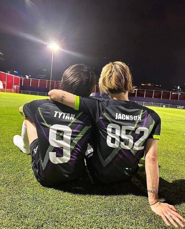 王嘉尔晒踢球照 穿球服戴发带化身运动系学长