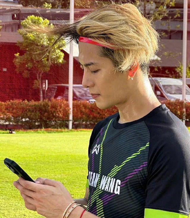 王嘉尔晒踢球照 穿球服戴发带化身运动系学长