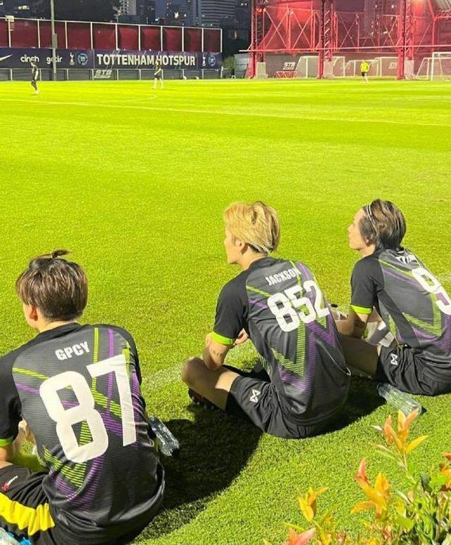 王嘉尔晒踢球照 穿球服戴发带化身运动系学长