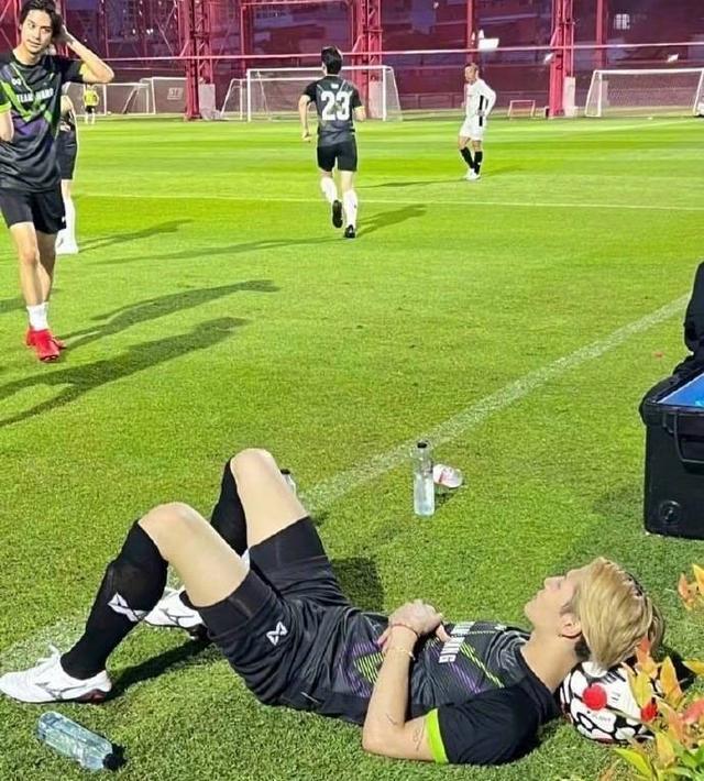 王嘉尔晒踢球照 穿球服戴发带化身运动系学长