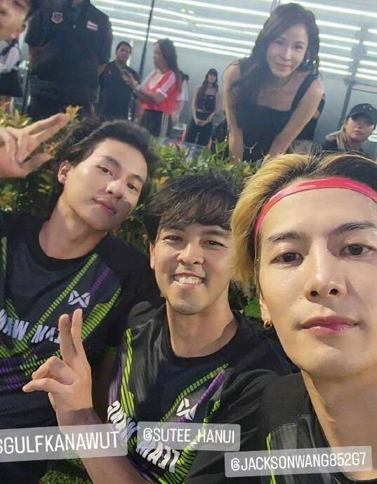 王嘉尔晒踢球照 穿球服戴发带化身运动系学长