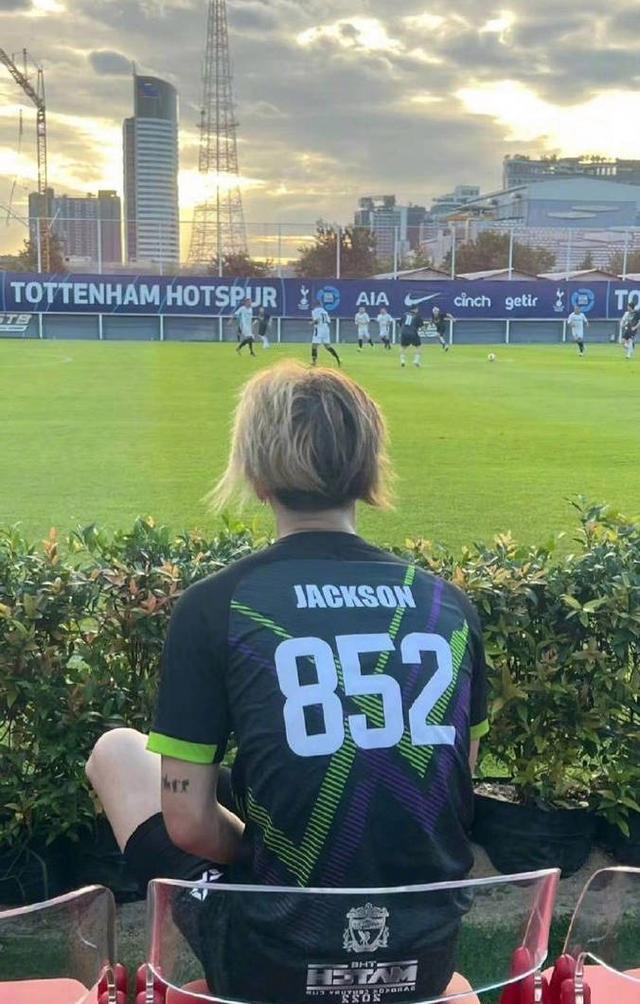 王嘉尔晒踢球照 穿球服戴发带化身运动系学长