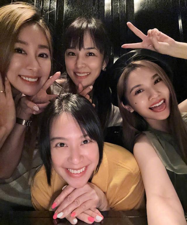 杨丞琳晒4inlove重聚合照 姐妹四人灿笑比耶感情好