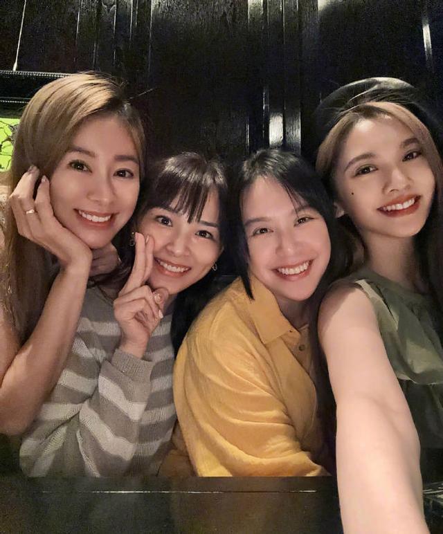 杨丞琳晒4inlove重聚合照 姐妹四人灿笑比耶感情好