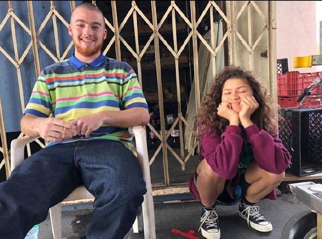 《亢奋》安格斯·克劳德去世 赞达亚悉尼妹发文悼念