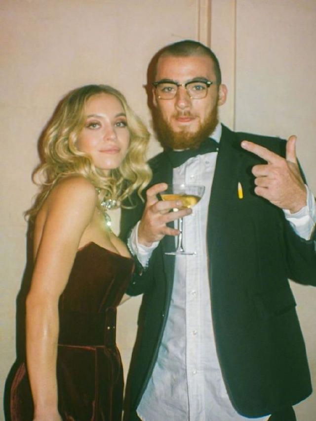 《亢奋》安格斯·克劳德去世 赞达亚悉尼妹发文悼念