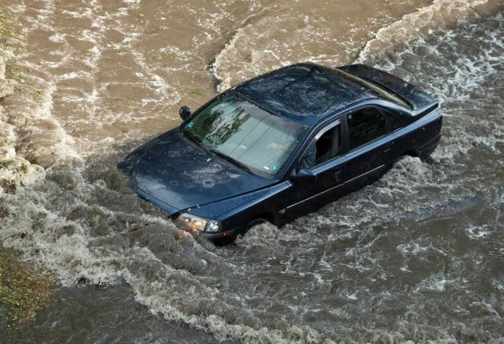 超强台风暴雨来袭，多地受灾！汽车被泡水、冲走该怎么处理？
