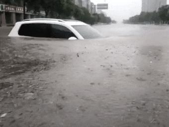 超强台风暴雨来袭，多地受灾！汽车被泡水、冲走该怎么处理？