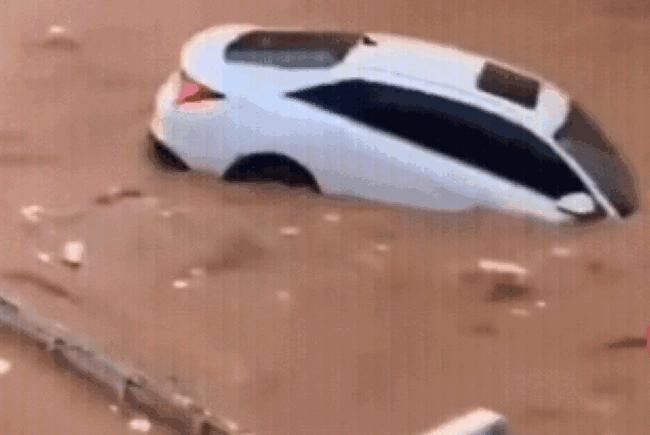 超强台风暴雨来袭，多地受灾！汽车被泡水、冲走该怎么处理？