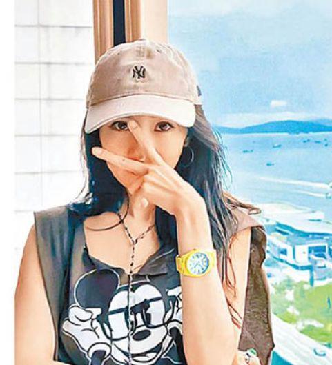 港媒曝杨幂到香港看小糯米，小糯米越长越像妈，母女感情深
