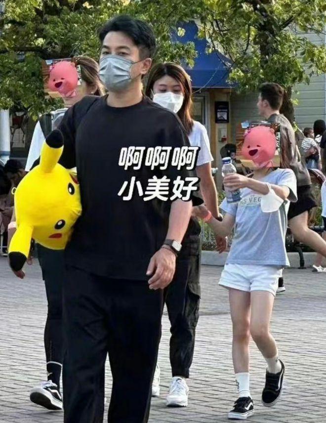 港媒曝杨幂到香港看小糯米，小糯米越长越像妈，母女感情深