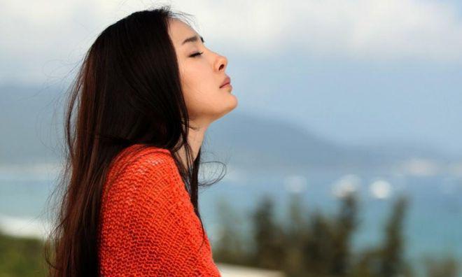 港媒曝杨幂到香港看小糯米，小糯米越长越像妈，母女感情深