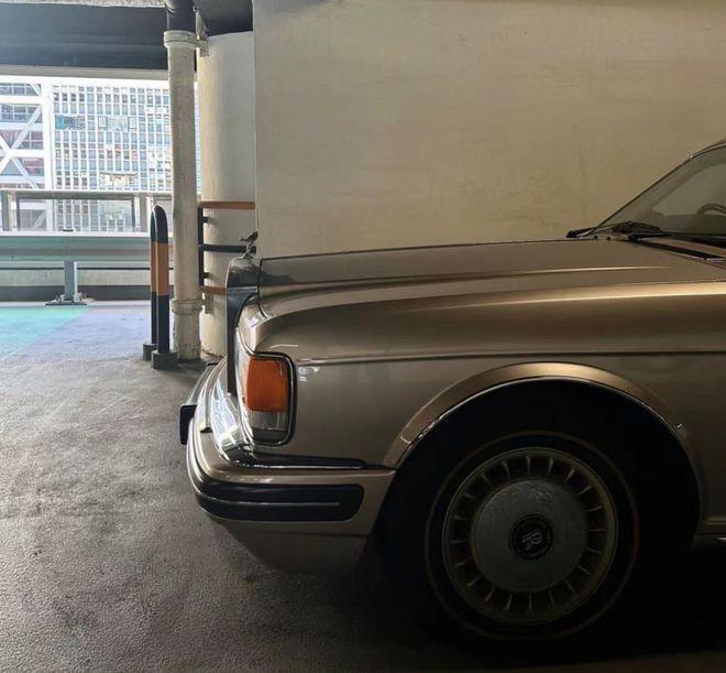 陈坤儿子晒劳斯莱斯！近照黝黑沧桑很像爸，久居国外纹身瞩目