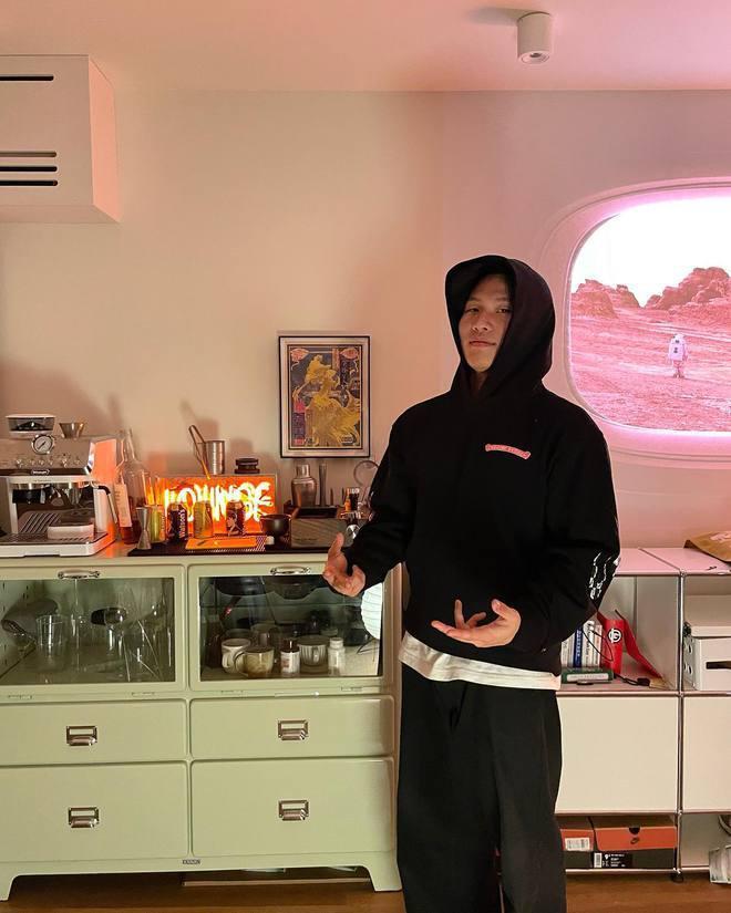 陈坤儿子晒劳斯莱斯！近照黝黑沧桑很像爸，久居国外纹身瞩目